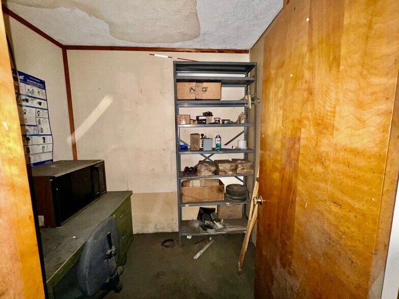 More Photos Of 824 20th St, Huntington General Retail For Sale