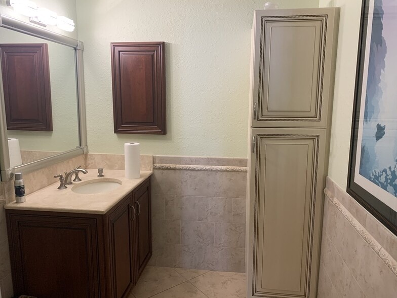 More Photos Of 1575 Cattlemen Rd, Sarasota Showroom For Lease