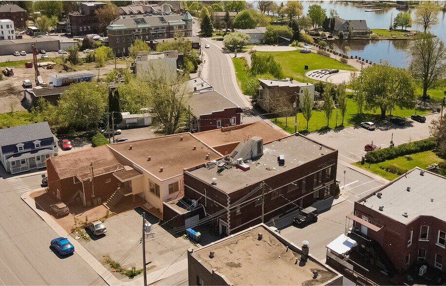 More Photos Of , Montréal General Retail For Sale