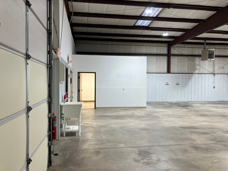 More Photos Of 8401 Gateway Ter, Oklahoma City Warehouse For Lease