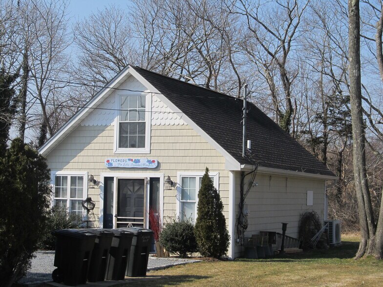 More Photos Of 591 Main St, Center Moriches Apartments For Lease