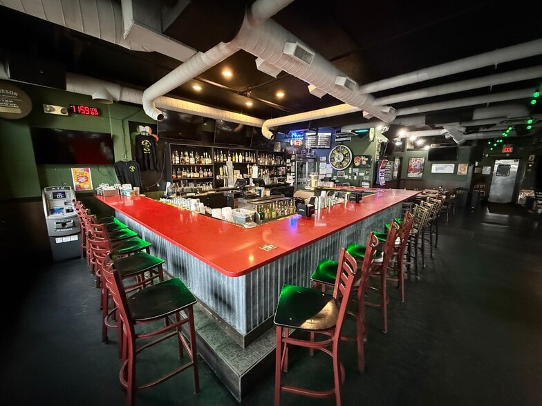 More Photos Of 23 Bay Ave, Highlands Bar For Sale