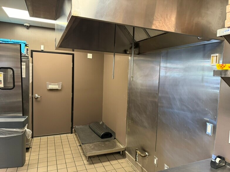 More Photos Of 325 N Tustin Ave, Santa Ana Service Station For Lease