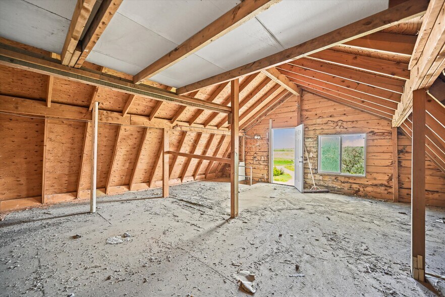 More Photos Of 1335 S Kio St, Watkins Veterinarian Kennel For Sale