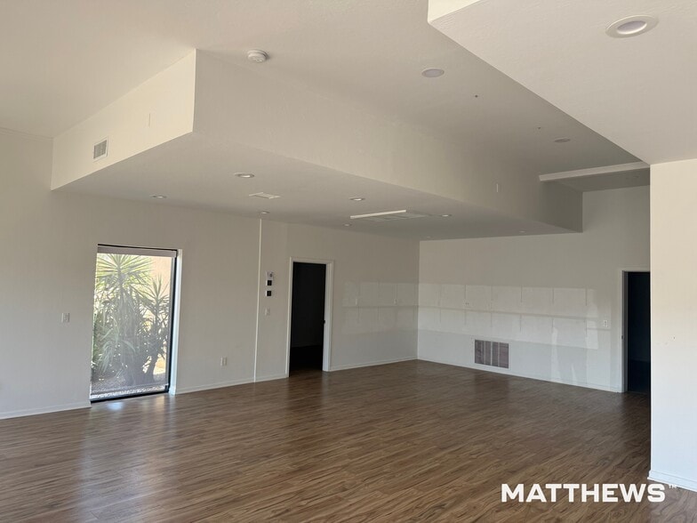 More Photos Of 7443 E Butherus Dr, Scottsdale Warehouse For Lease