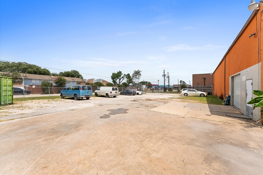 More Photos Of 1440 Cedar Post Ln, Houston Warehouse For Sale