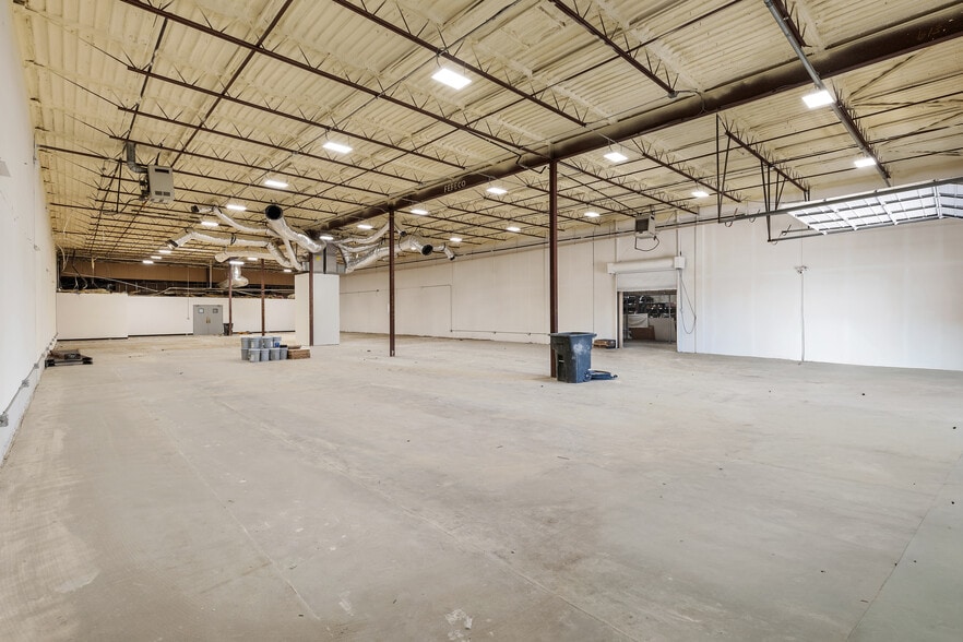 More Photos Of 10823 Sanden Dr, Dallas Flex For Lease