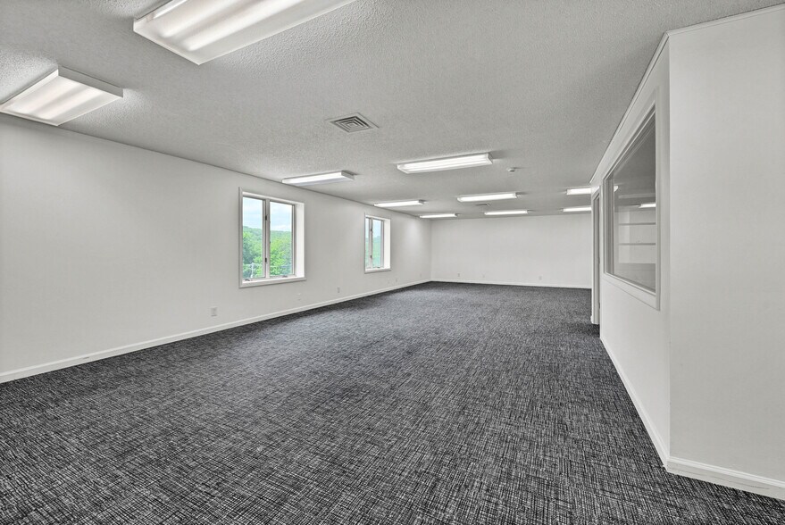 More Photos Of 7 Dunham Dr, New Fairfield Light Manufacturing For Lease