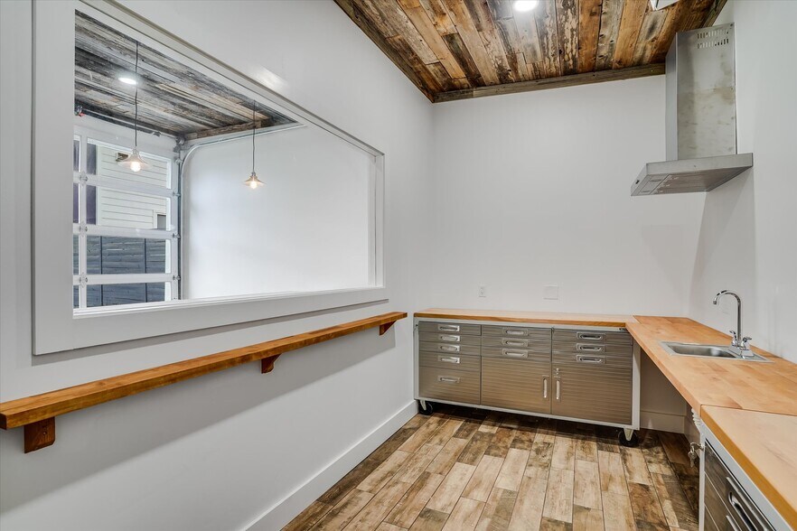 More Photos Of 2602 E Cesar Chavez St, Austin General Retail For Sale