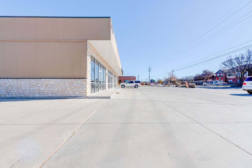 More Photos Of 5820 66th St, Lubbock Storefront Retail Office For Sale