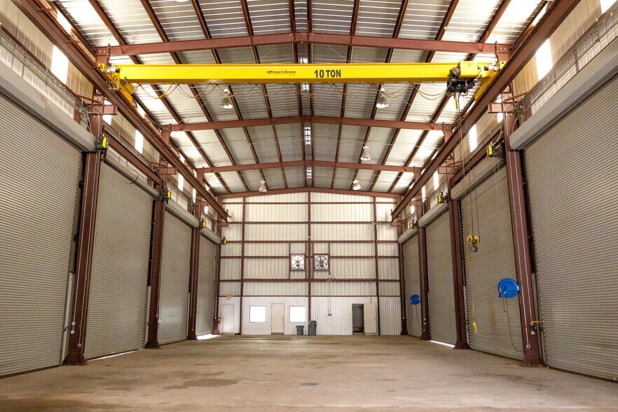More Photos Of 11900 Hirsch Rd, Houston Warehouse For Lease
