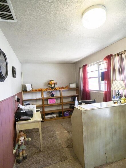 More Photos Of 215 SW 6th St, Mooreland Hotel For Sale