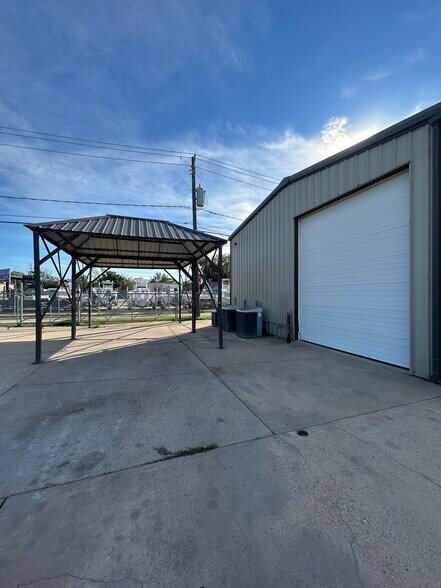 More Photos Of 331 Highway 146 S, La Porte Warehouse For Lease