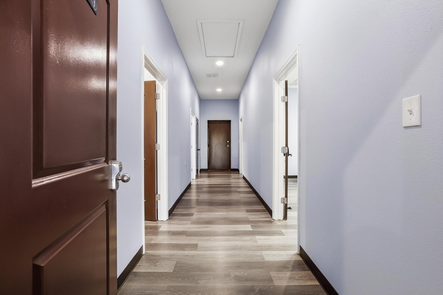 More Photos Of 3301 S State Highway 121, Bonham Showroom For Sale