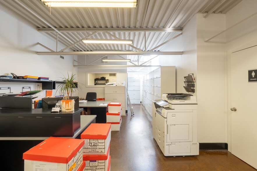 More Photos Of 8295-8305 Creusot Rue, Montréal Warehouse For Sale