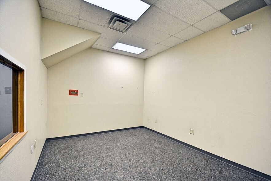 More Photos Of 109-111 N River St, Seguin Office For Sale