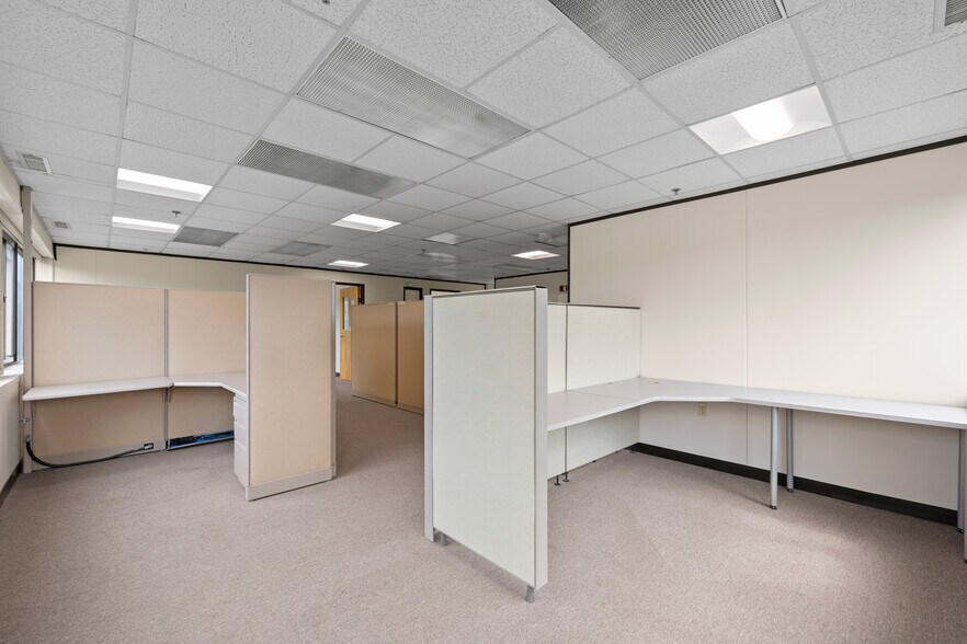 More Photos Of 1 Olde North Rd, Chelmsford Office For Lease