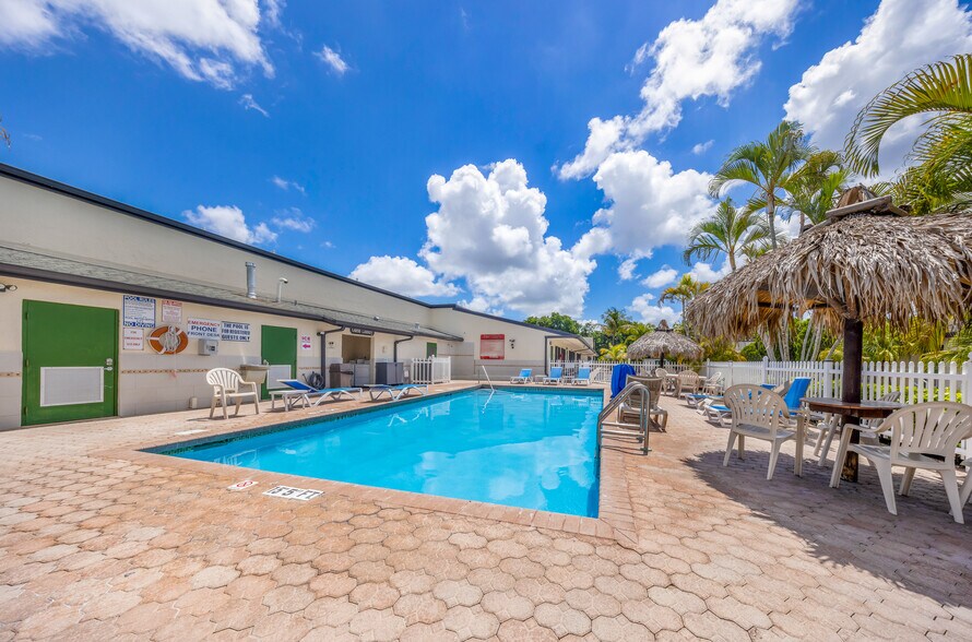 More Photos Of 333 SE 1st Ave, Florida City Hotel For Sale