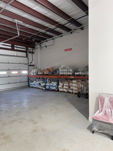 More Photos Of 6551 Corporate Park Cir, Fort Myers Warehouse For Lease