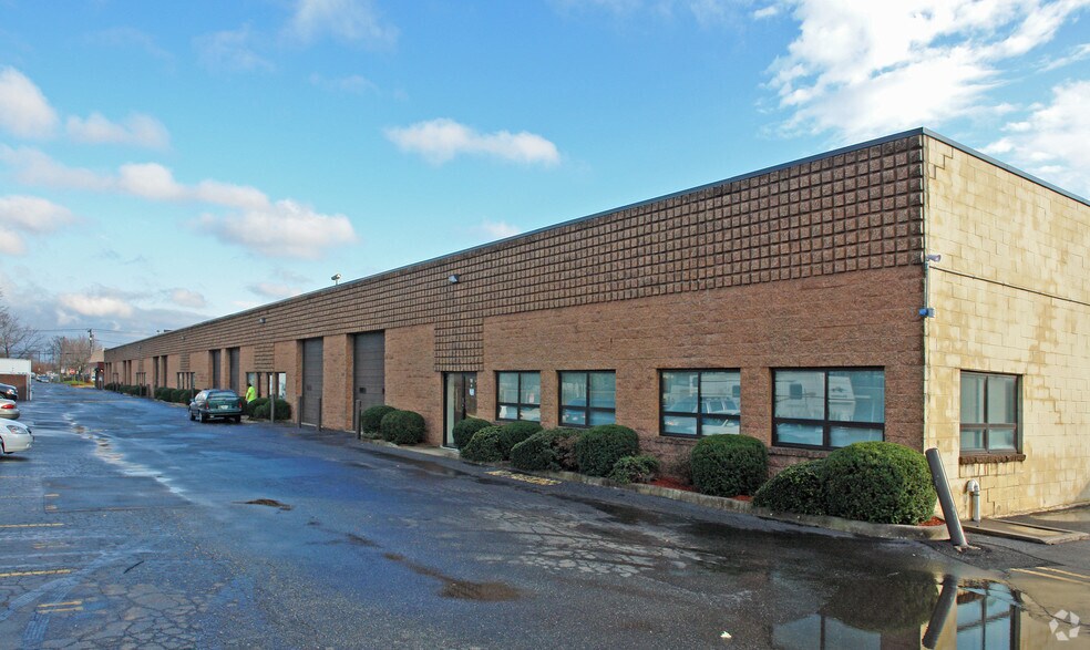 More Photos Of 2140 Pond Rd, Ronkonkoma Warehouse For Lease