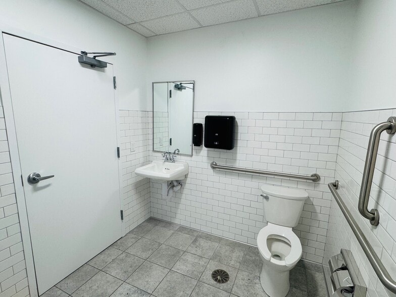 More Photos Of 603 W Broad St, Falls Church Storefront Retail Office For Lease