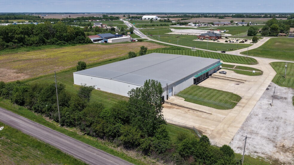 More Photos Of 2602 W Randolph St, Vandalia Distribution For Lease