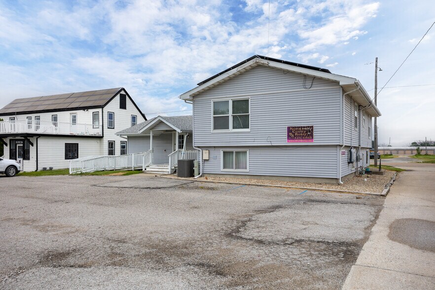 More Photos Of 902 W Union Ave, Litchfield Office For Sale