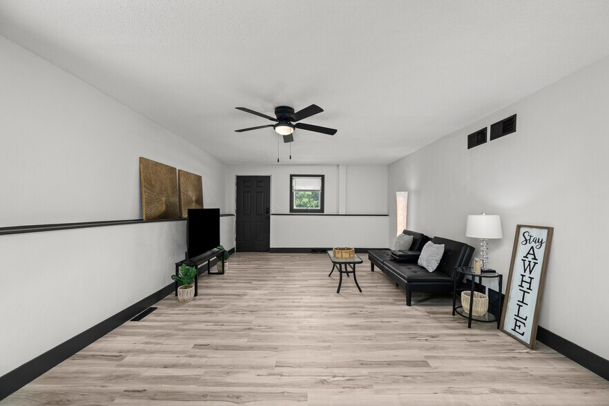 More Photos Of 2400 24th St, Rock Island Office Residential For Lease