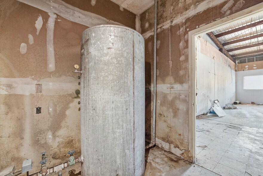 More Photos Of 5472-5486 Southern Maryland Blvd, Lothian Storefront For Sale