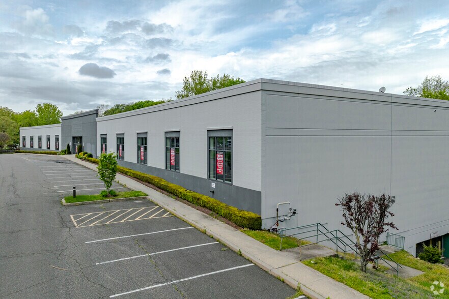 Primary Photo Of 50 Tarrytown Rd, White Plains Freestanding For Sale