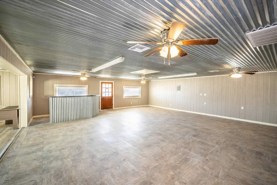 More Photos Of 713 N Riedel St, Yorktown Office For Sale