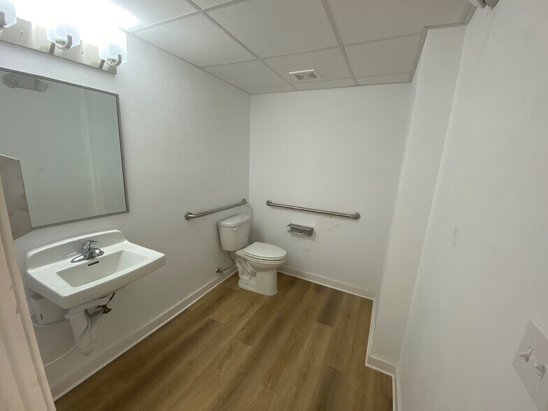 More Photos Of 1002 NW 2nd St, Gainesville Storefront Retail Office For Lease