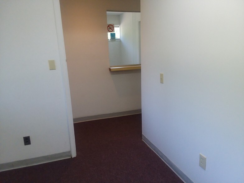 More Photos Of 1012 Professional Dr, Flint Office For Lease