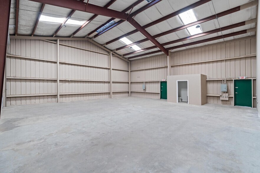 More Photos Of 743 Wesley Ave, Tarpon Springs Warehouse For Lease