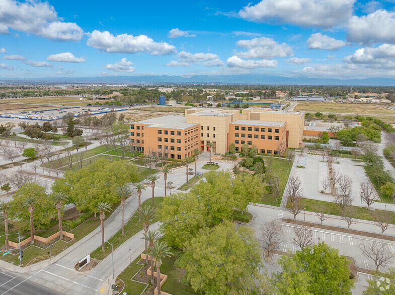 More Photos Of 900 Old River Rd, Bakersfield Office For Sale