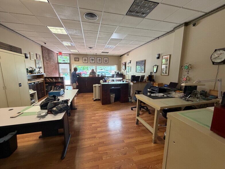 More Photos Of 154 Market Sq, Newington Storefront Retail Office For Lease