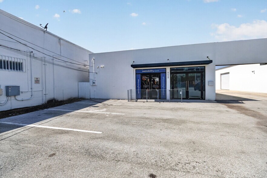 More Photos Of 4029 NW 25th St, Miami Warehouse For Lease
