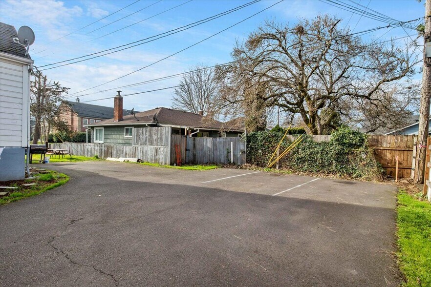 More Photos Of 925 14th St NE, Salem Apartments For Sale