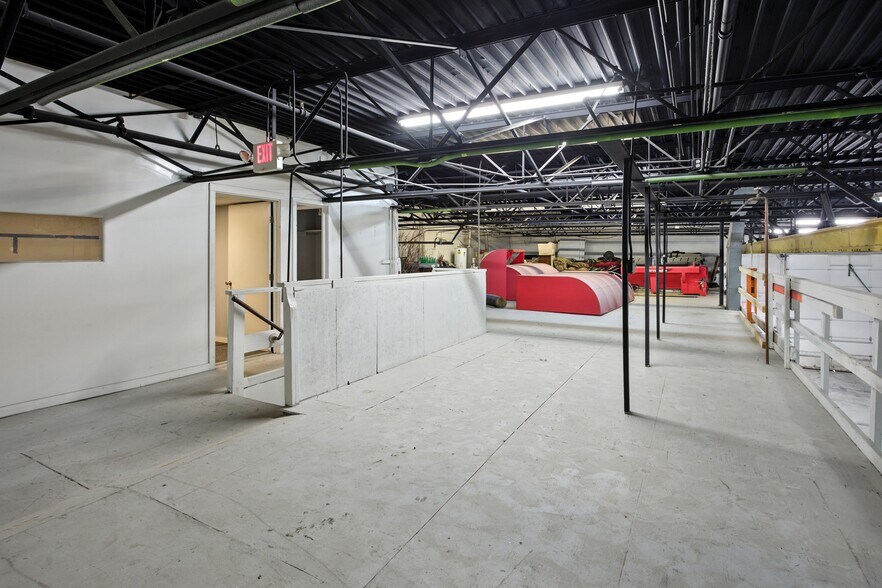 More Photos Of 4800 Joslyn Rd, Lake Orion Light Manufacturing For Sale