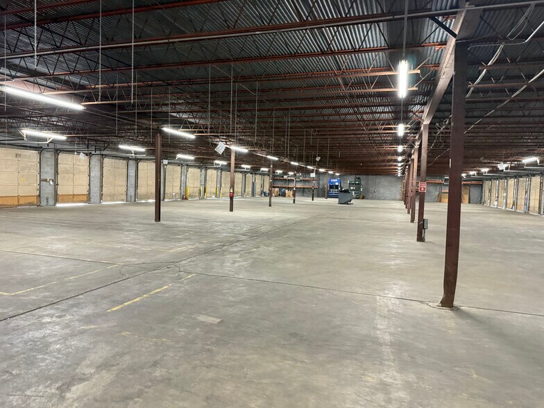 More Photos Of 900-920 W Fairfield Rd, High Point Warehouse For Lease