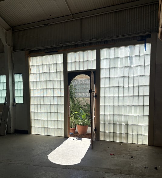 More Photos Of 126 E 16th St, Costa Mesa Warehouse For Lease