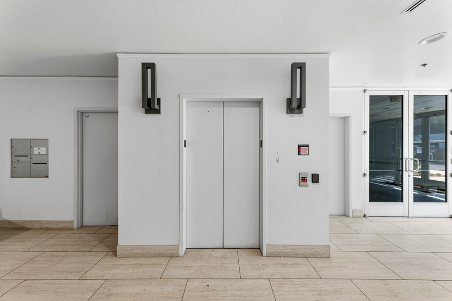 More Photos Of 2051 W Northern Ave, Phoenix Medical For Lease