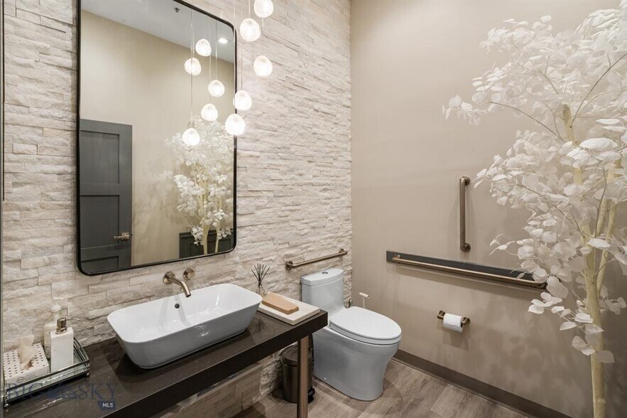 More Photos Of 32 Market Pl, Big Sky Medical For Sale