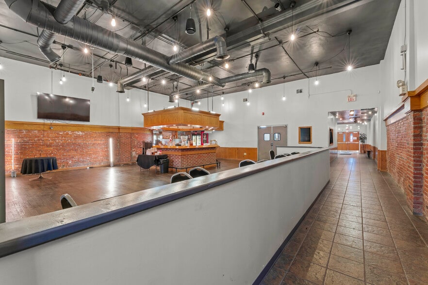 More Photos Of 19 N Main St, Washington Storefront For Sale