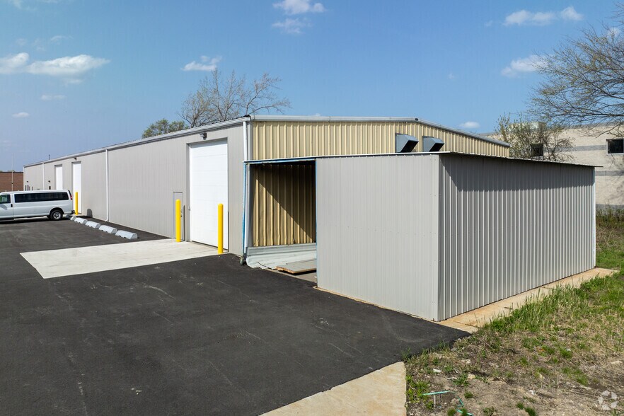 More Photos Of 28041 N Bradley Rd, Lake Forest Warehouse For Lease