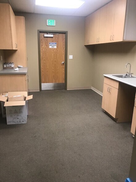 More Photos Of 21291 Hilltop St, Southfield Research And Development For Lease