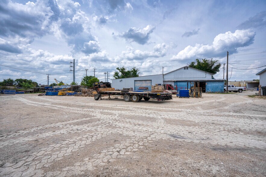 More Photos Of 1402 Hoefgen Ave, San Antonio Warehouse For Sale
