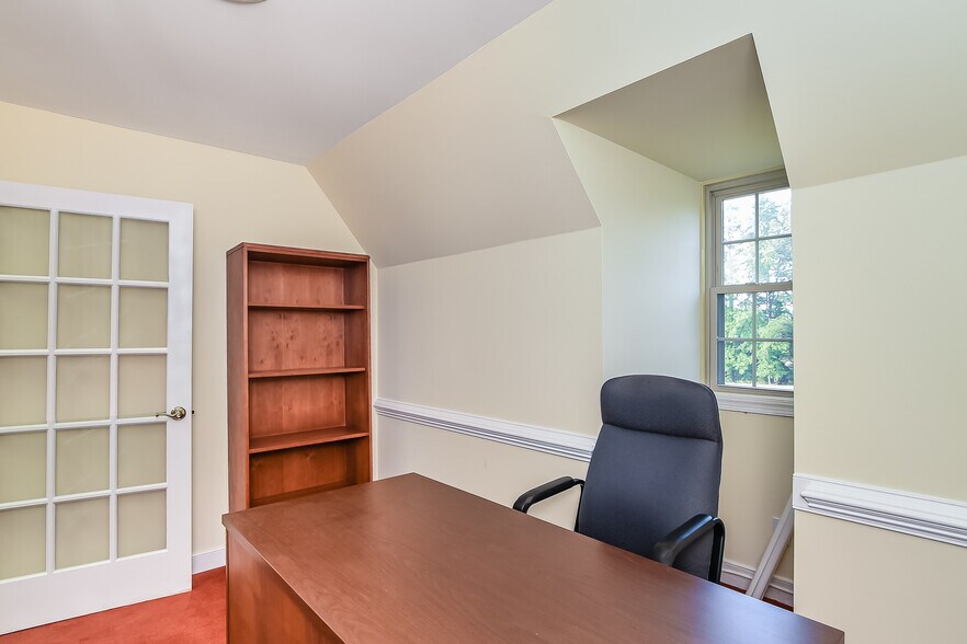 More Photos Of 1900 E Parham Rd, Henrico Office For Sale