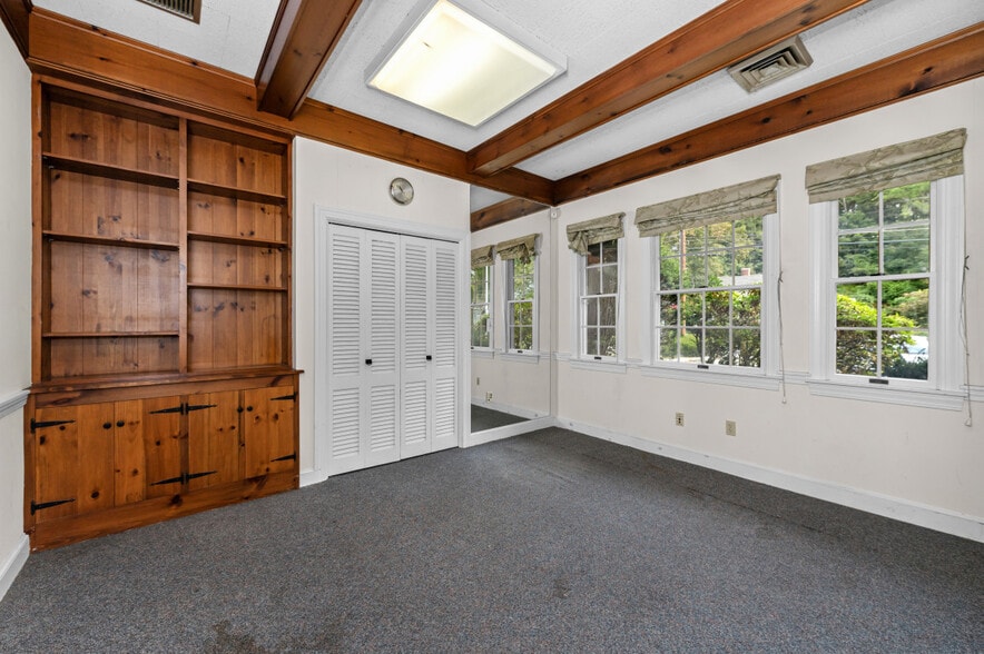 More Photos Of 11 Maple St, West Newbury Office For Sale