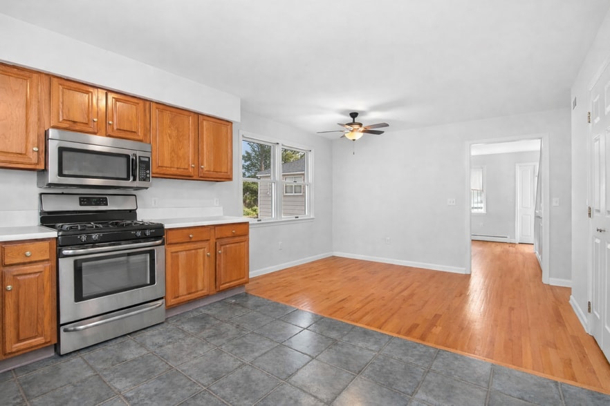 More Photos Of 21 Division St, Greenwich Multifamily For Sale